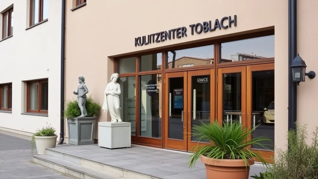 Detail der Fassade des Hauptgebäudes mit Skulpturen und Pflanzen.