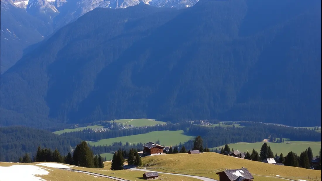 Panorama von der Thaurer Alm mit Bergen im Hintergrund.